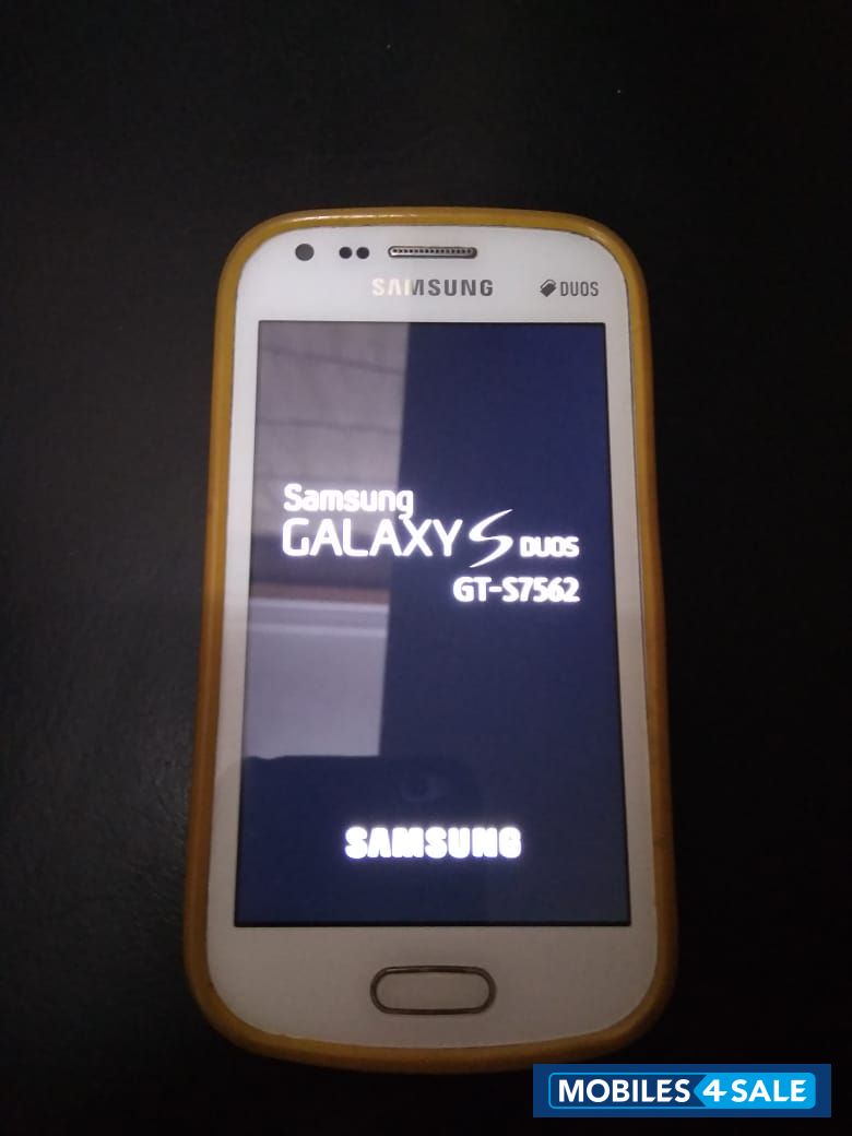 White Samsung  GT-S7562