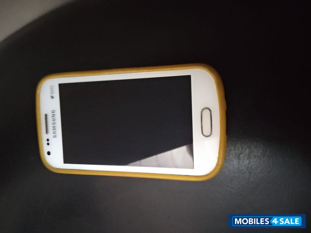 White Samsung  GT-S7562