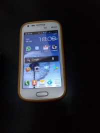 White Samsung  GT-S7562