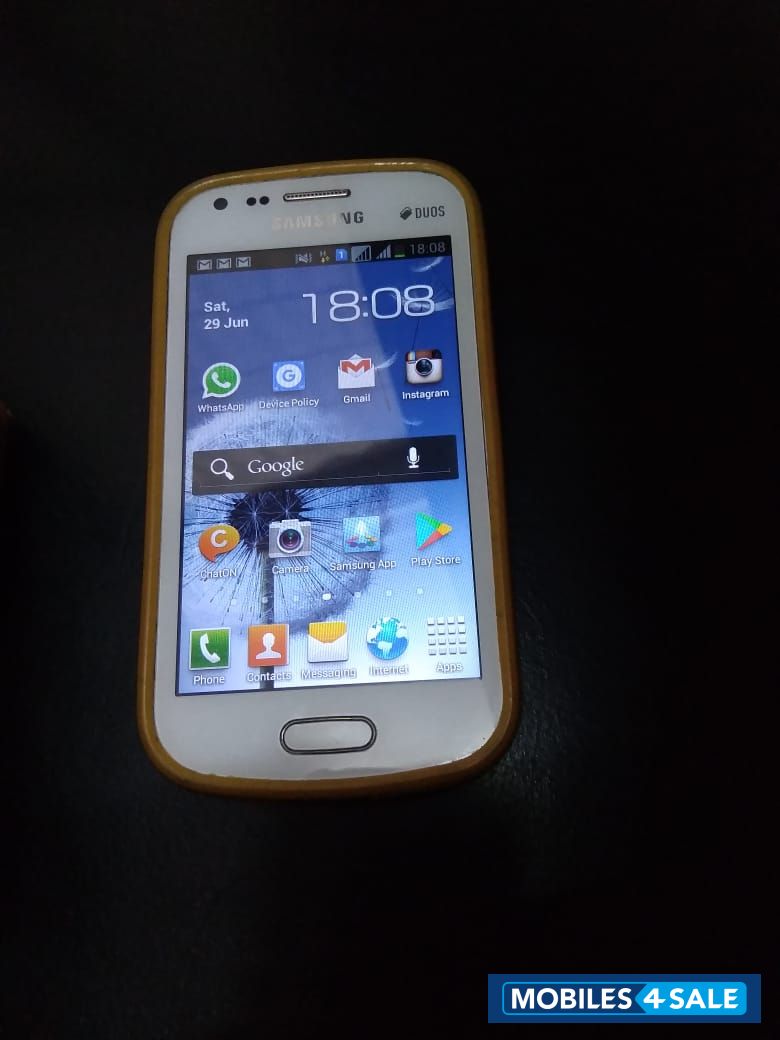 White Samsung  GT-S7562