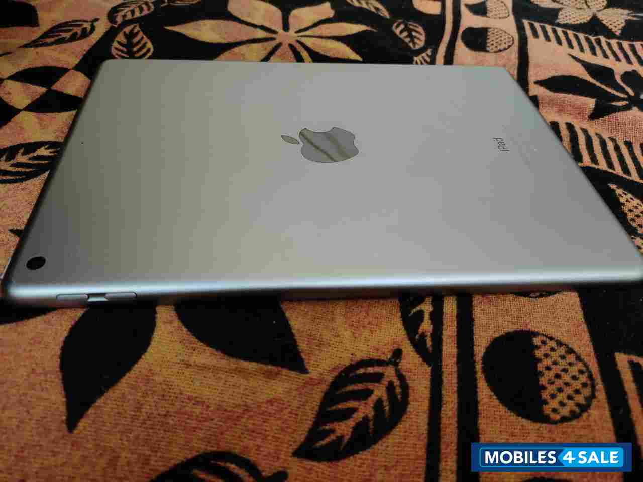 Space Grey Apple  Ipad (5th generation)9.7 inch