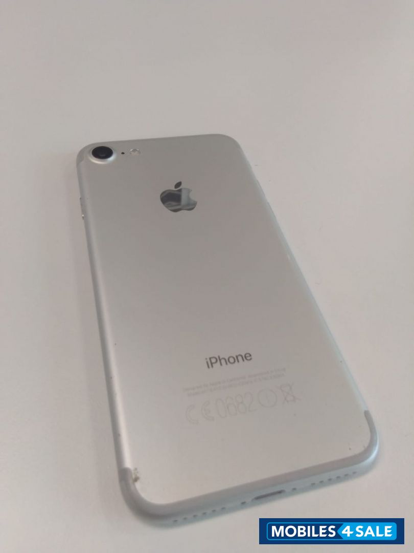 Apple  iphone 7 Silver 128 GB