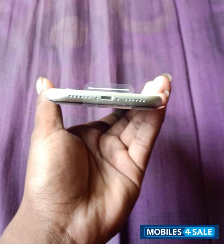 Apple  iPhone 11