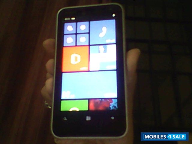 White Nokia Lumia 620