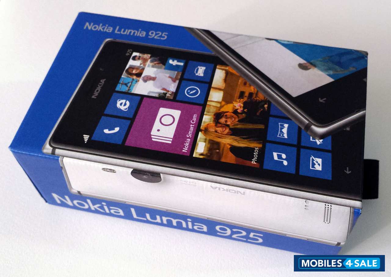 White Nokia Lumia 925