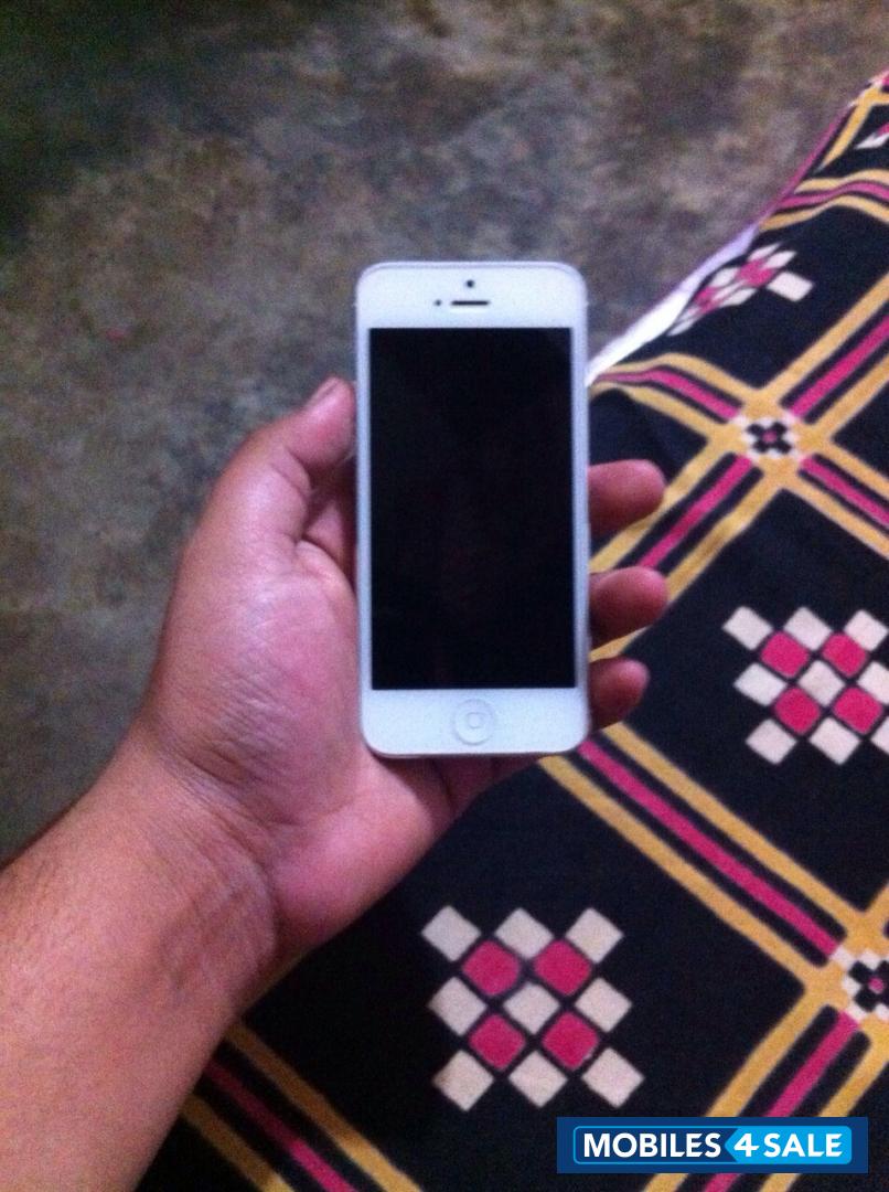 White Apple iPhone 5