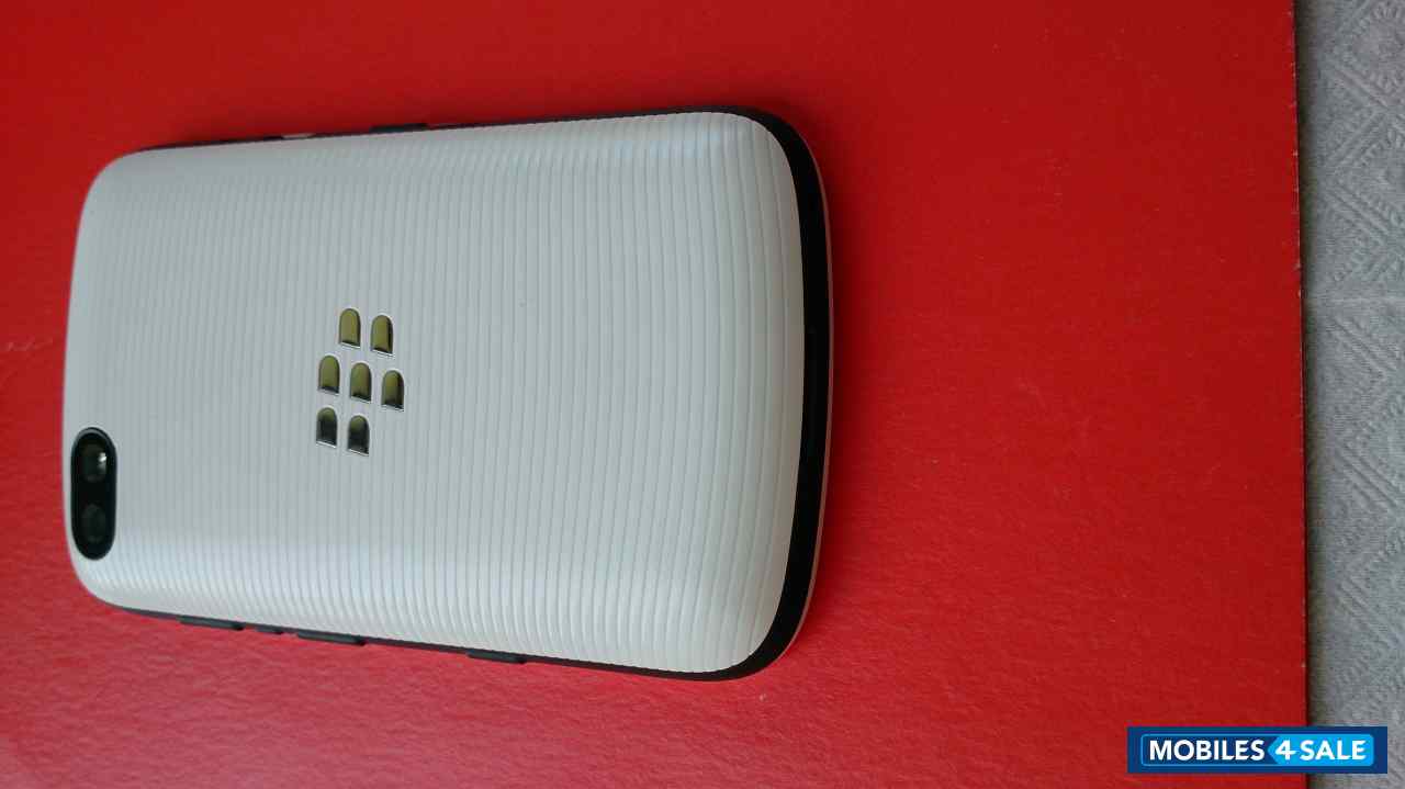 White BlackBerry 9720