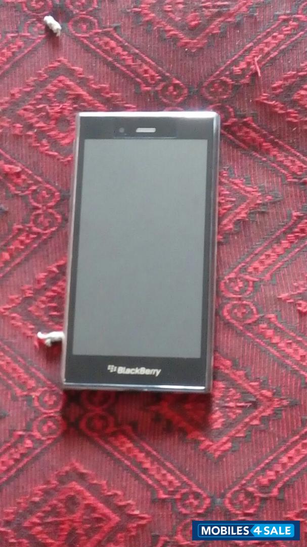 Black BlackBerry Z3