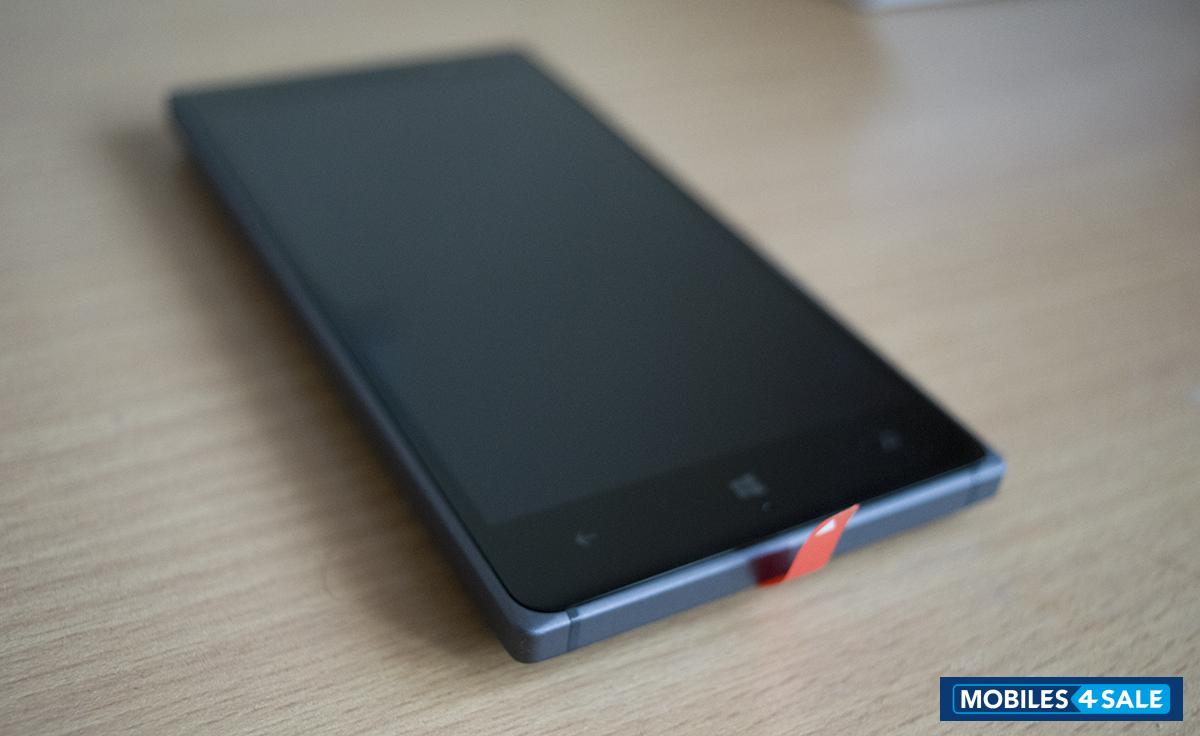 Black Nokia Lumia 830