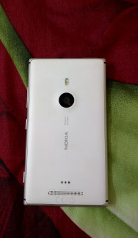 White Nokia Lumia 925