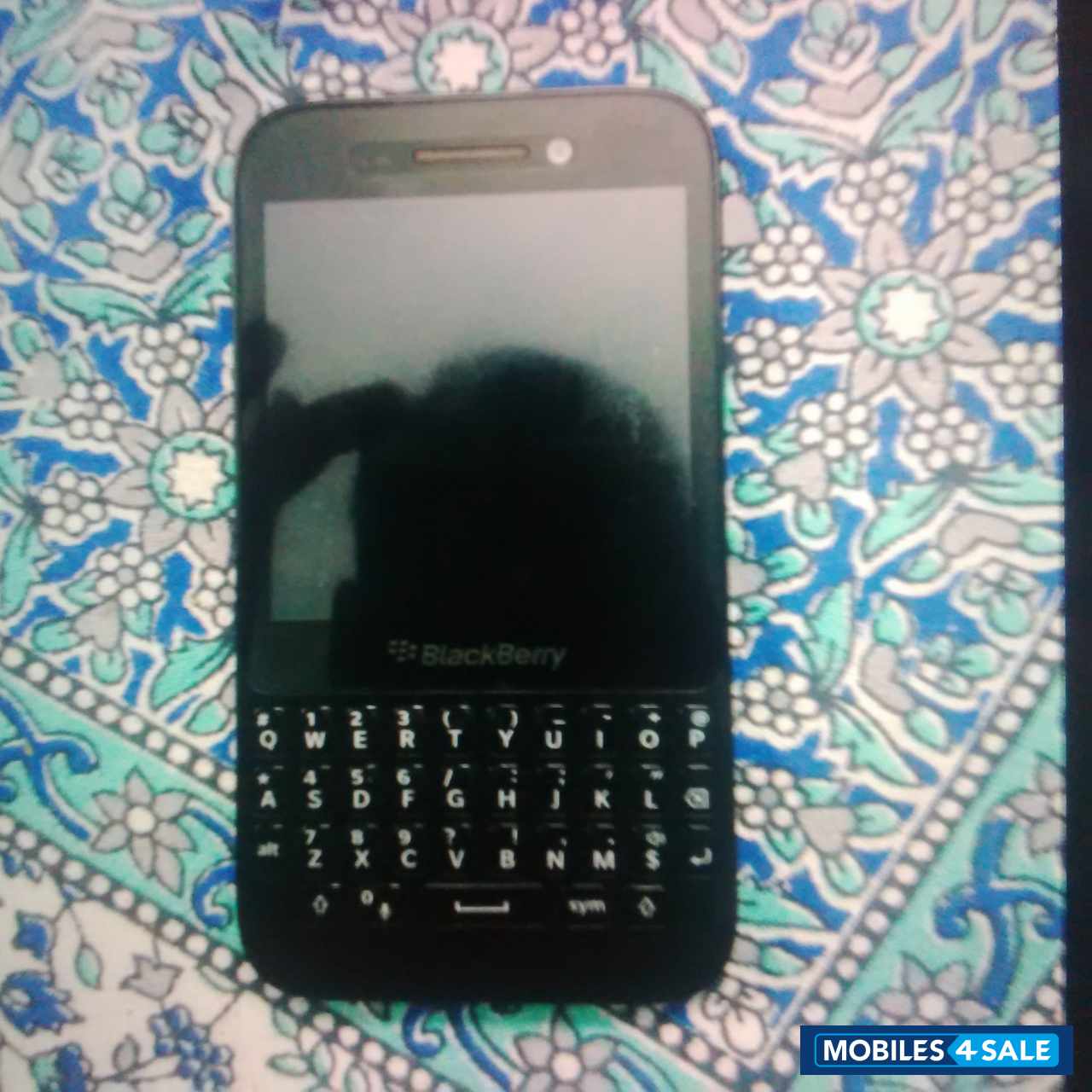 Black BlackBerry Q5