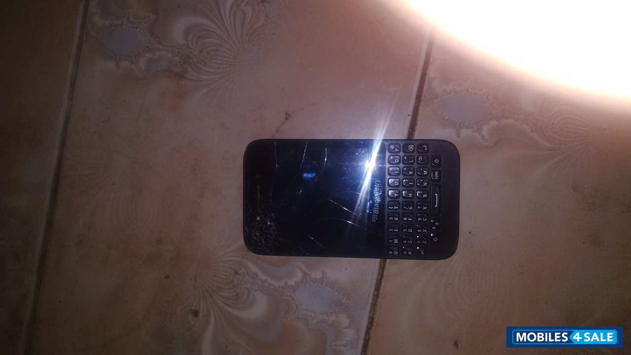 Black BlackBerry Q5