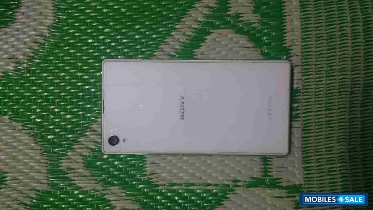 White Sony Xperia Z1