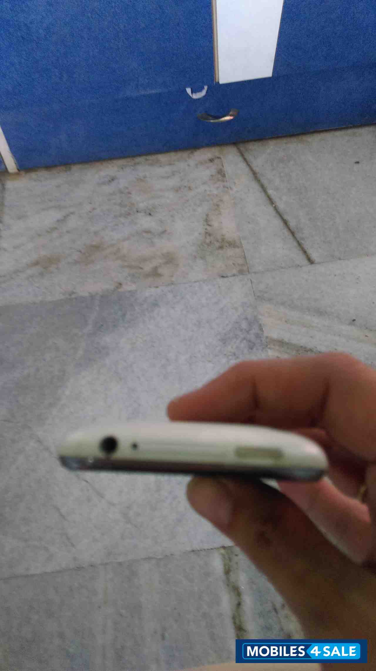 White Apple iPhone 3GS