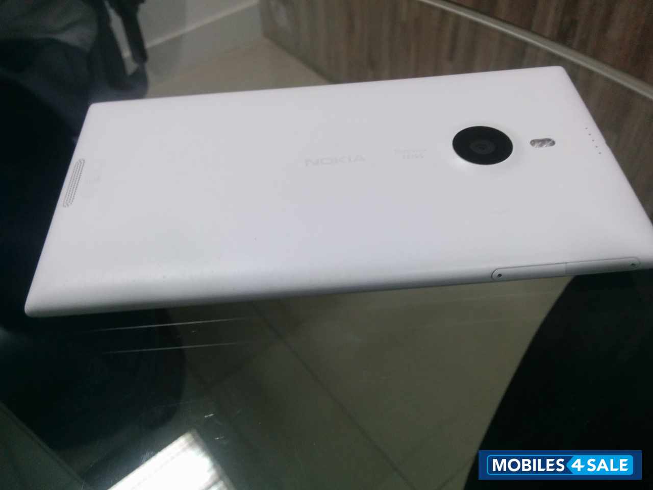 Elegant White Nokia Lumia 1520