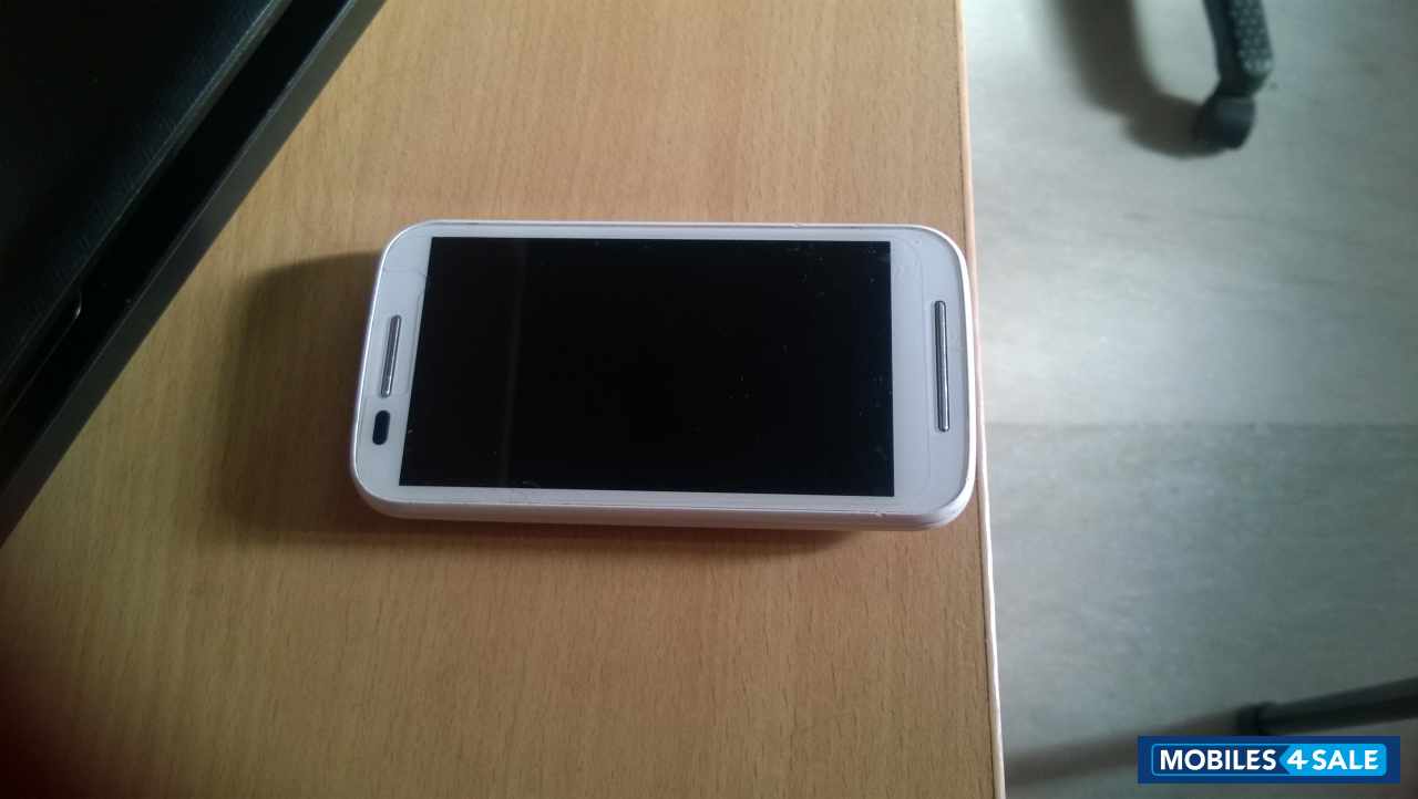 White Motorola MOTO E