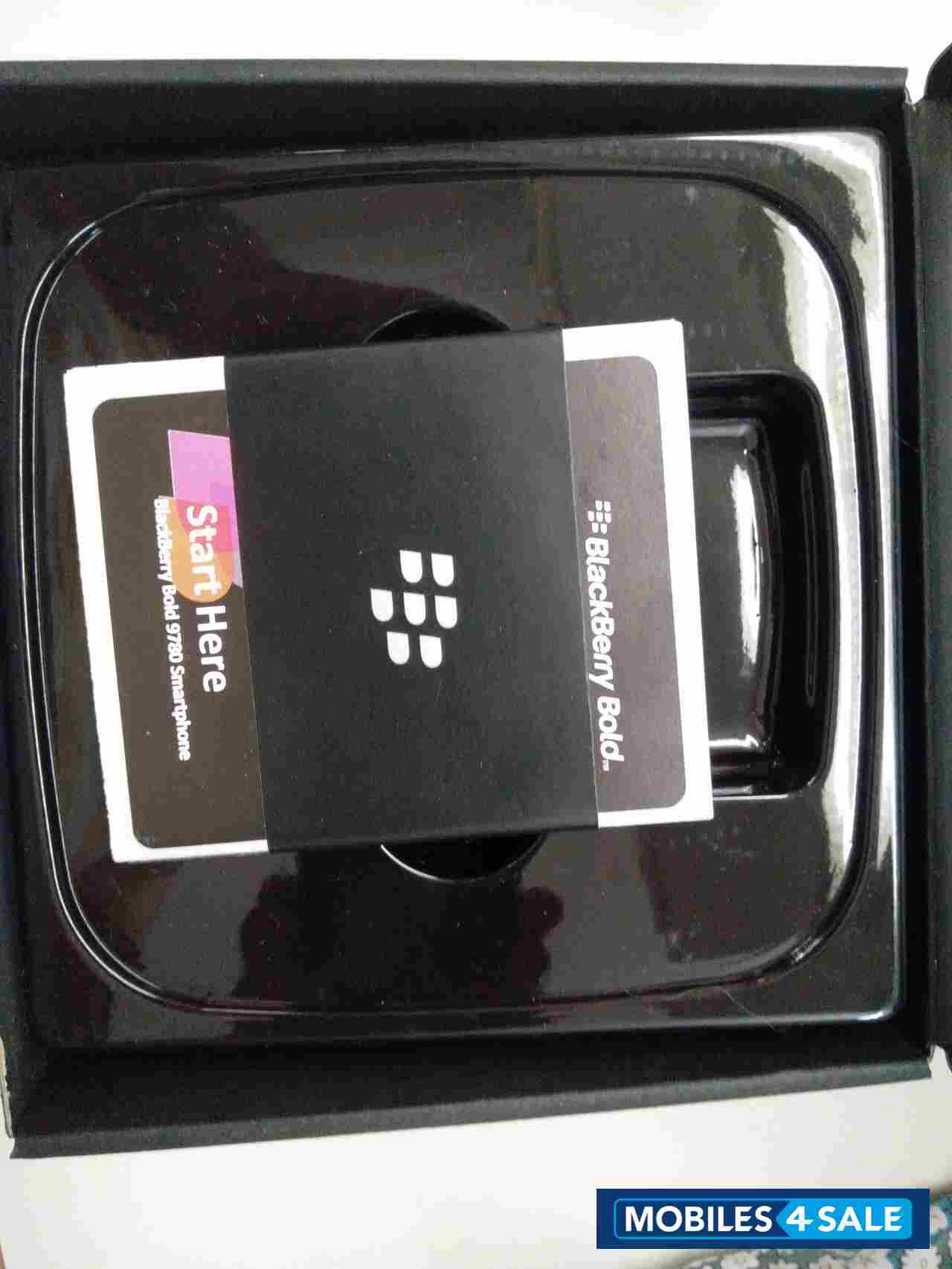 Onyx Silver / White BlackBerry Bold 9780