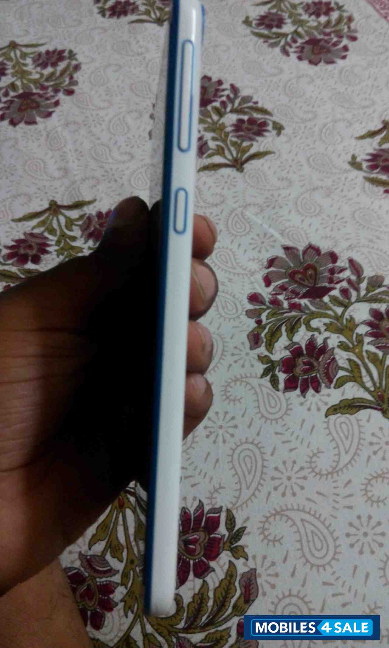 White HTC Desire 820Q