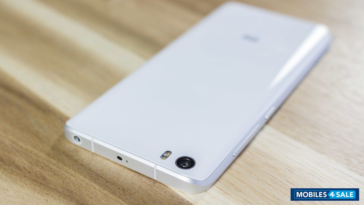 White Xiaomi Mi 5