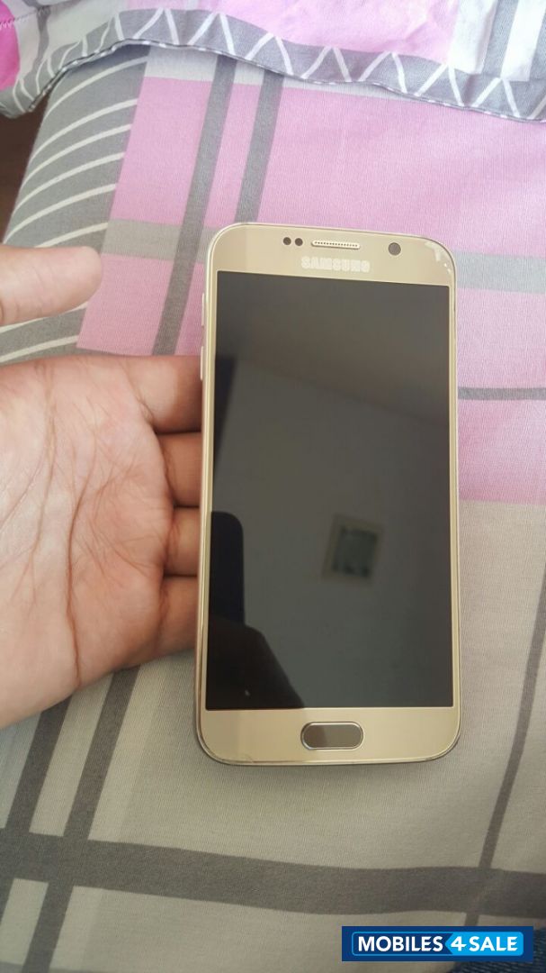 Gold Samsung Galaxy S6