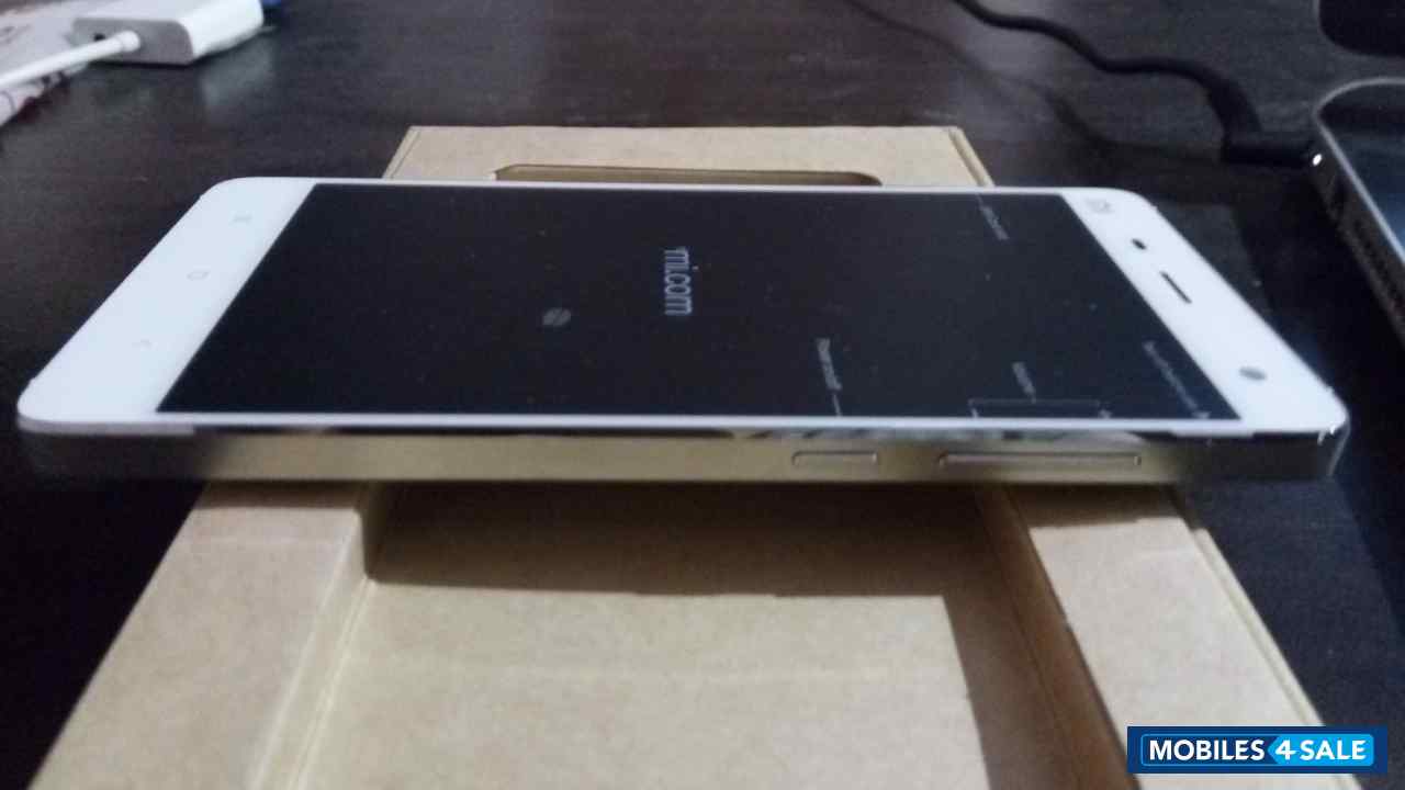 White Xiaomi MI-4