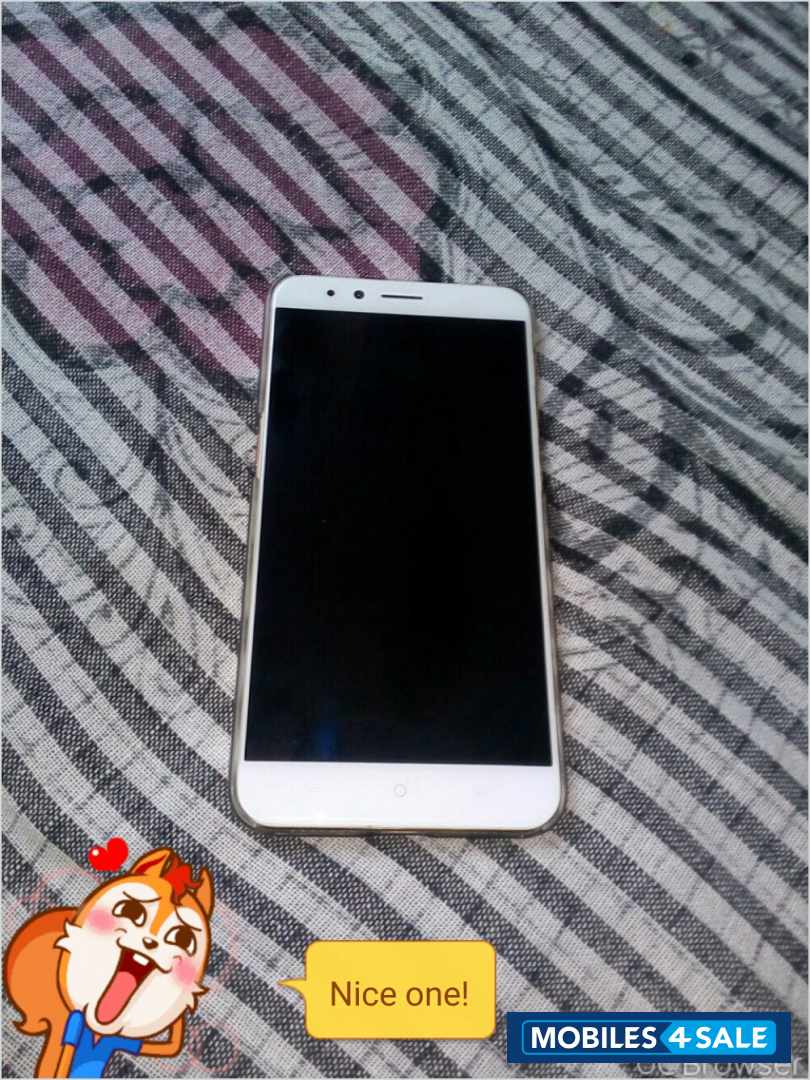 White Micromax  dual 5