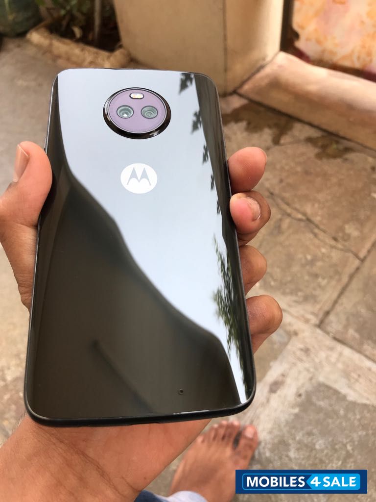 Black Motorola  Moto X4