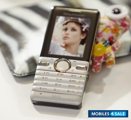 Silver Sony Ericsson S302