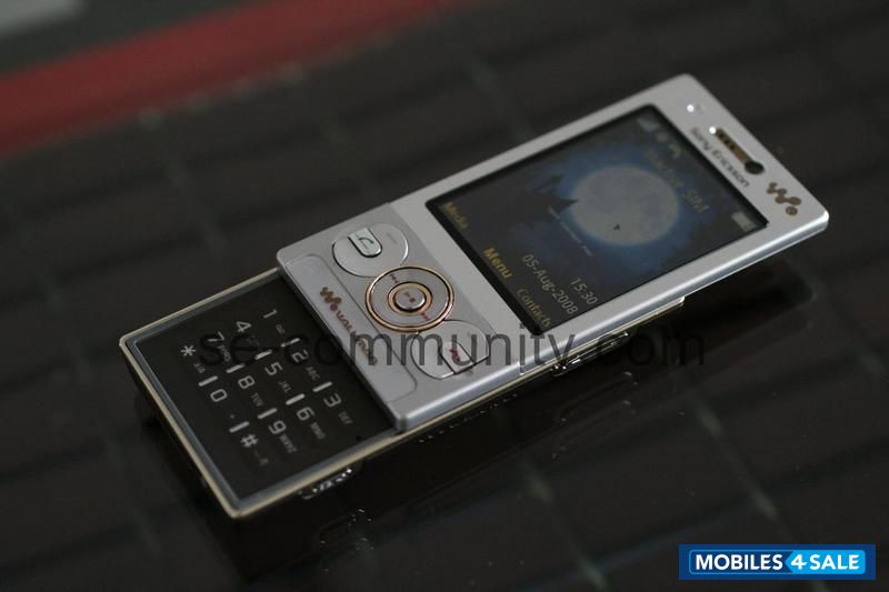 Silver Sony Ericsson W705