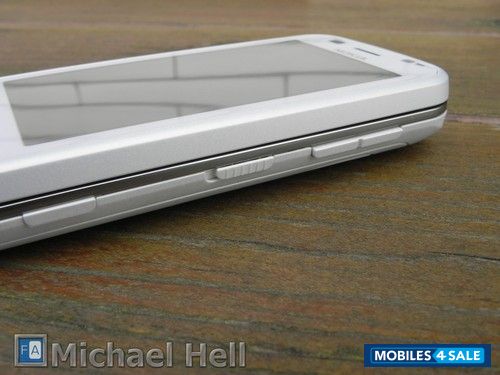 White Nokia C6