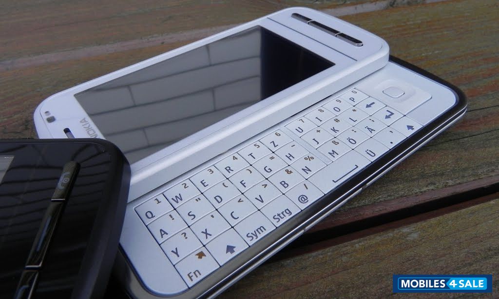 White Nokia C6