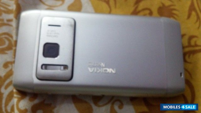 Silver White Nokia N8