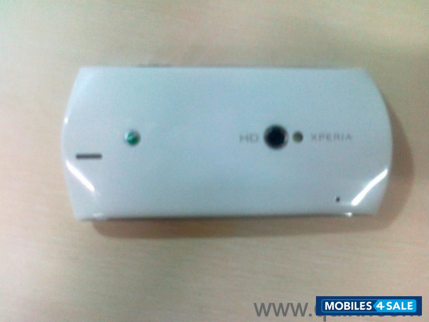 White Sony Ericsson Xperia neo V