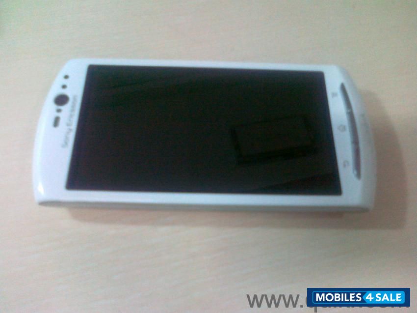 White Sony Ericsson Xperia neo V