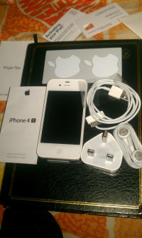 White Apple iPhone 4S