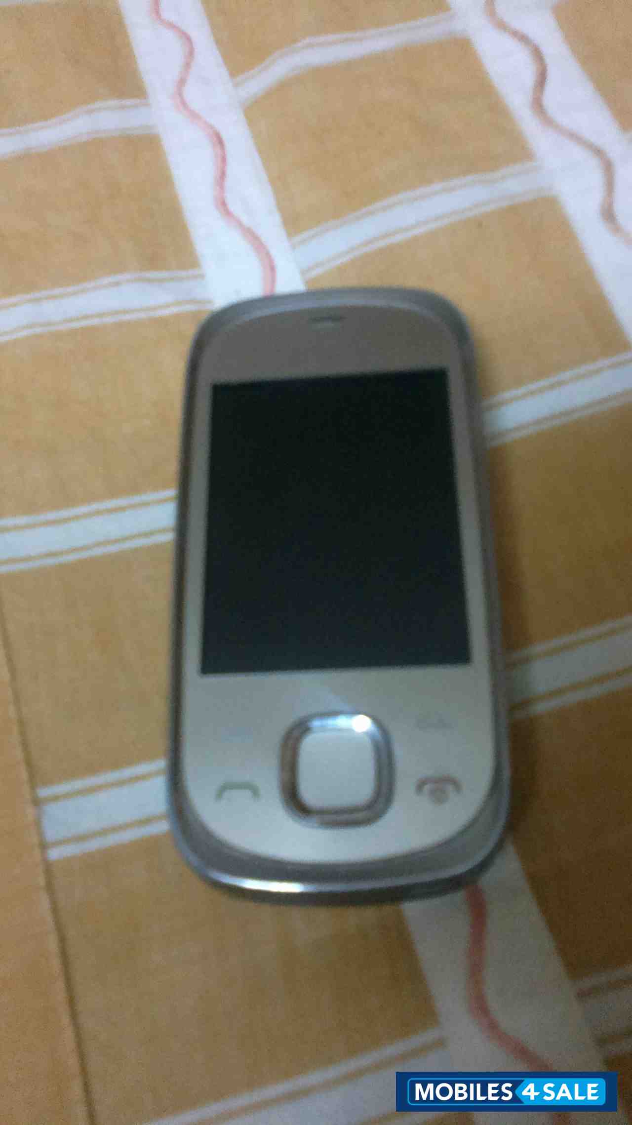 Silver Nokia  nokia 7230