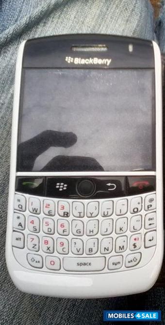 White BlackBerry  javlin 8900