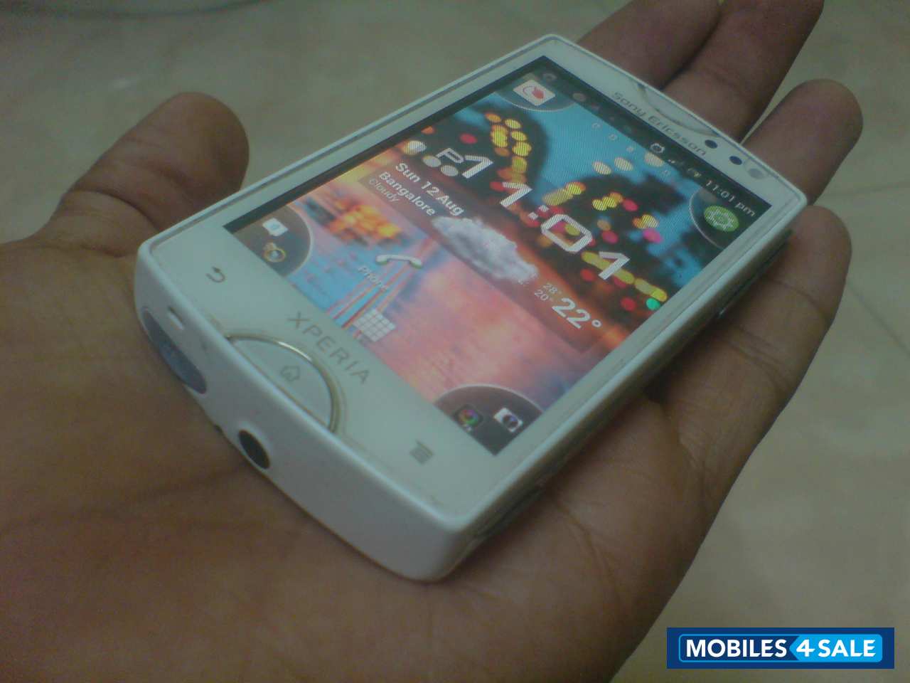 White Sony Ericsson Xperia mini