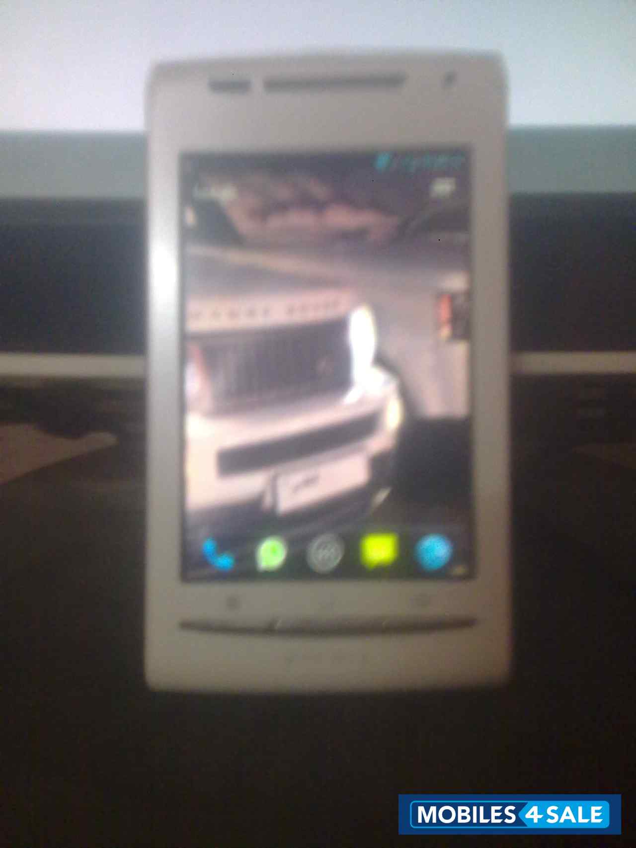 White Sony Ericsson Xperia X8