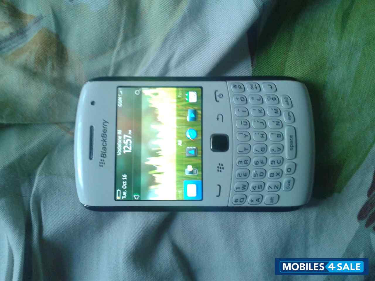 White BlackBerry Curve 9360