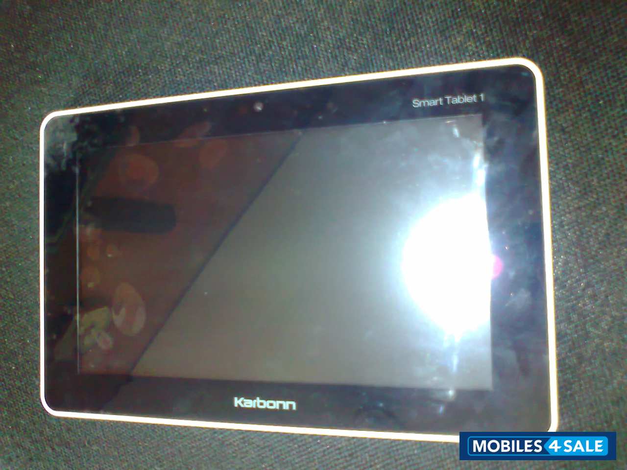 White Karbonn  Smart Tab 1