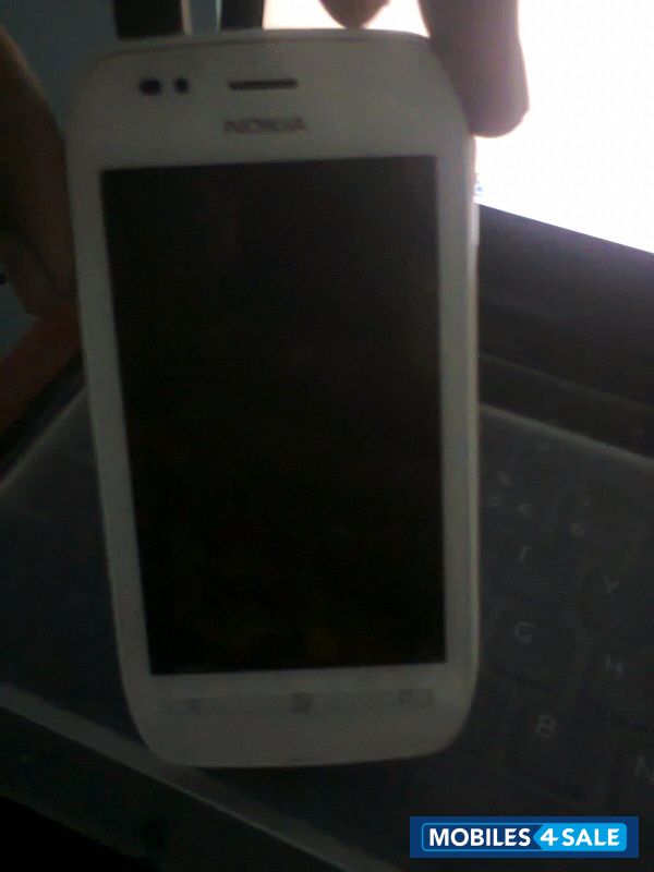 White Nokia Lumia 710