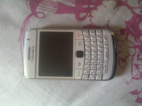 White BlackBerry  bold 3 9780