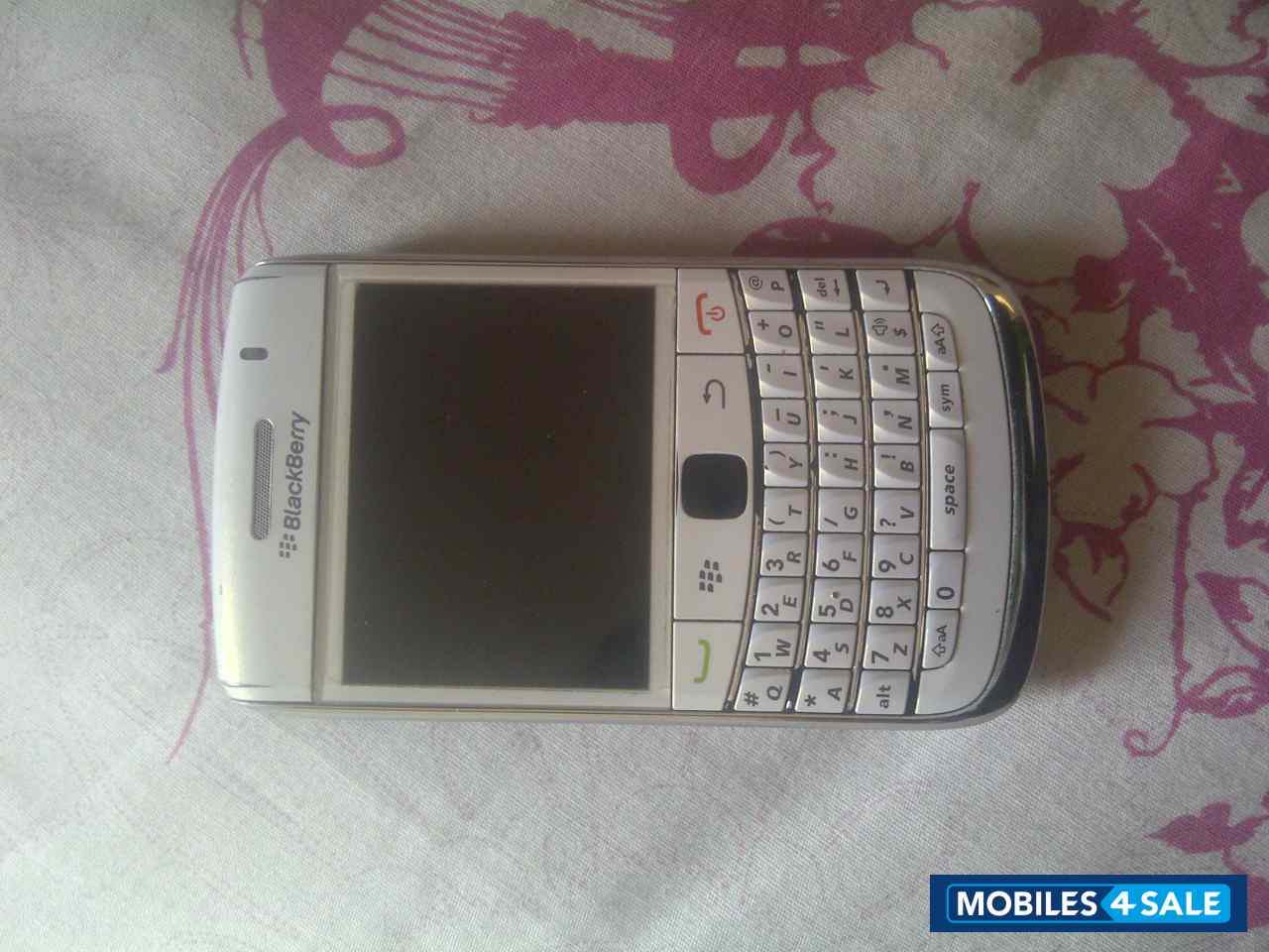 White BlackBerry  bold 3 9780