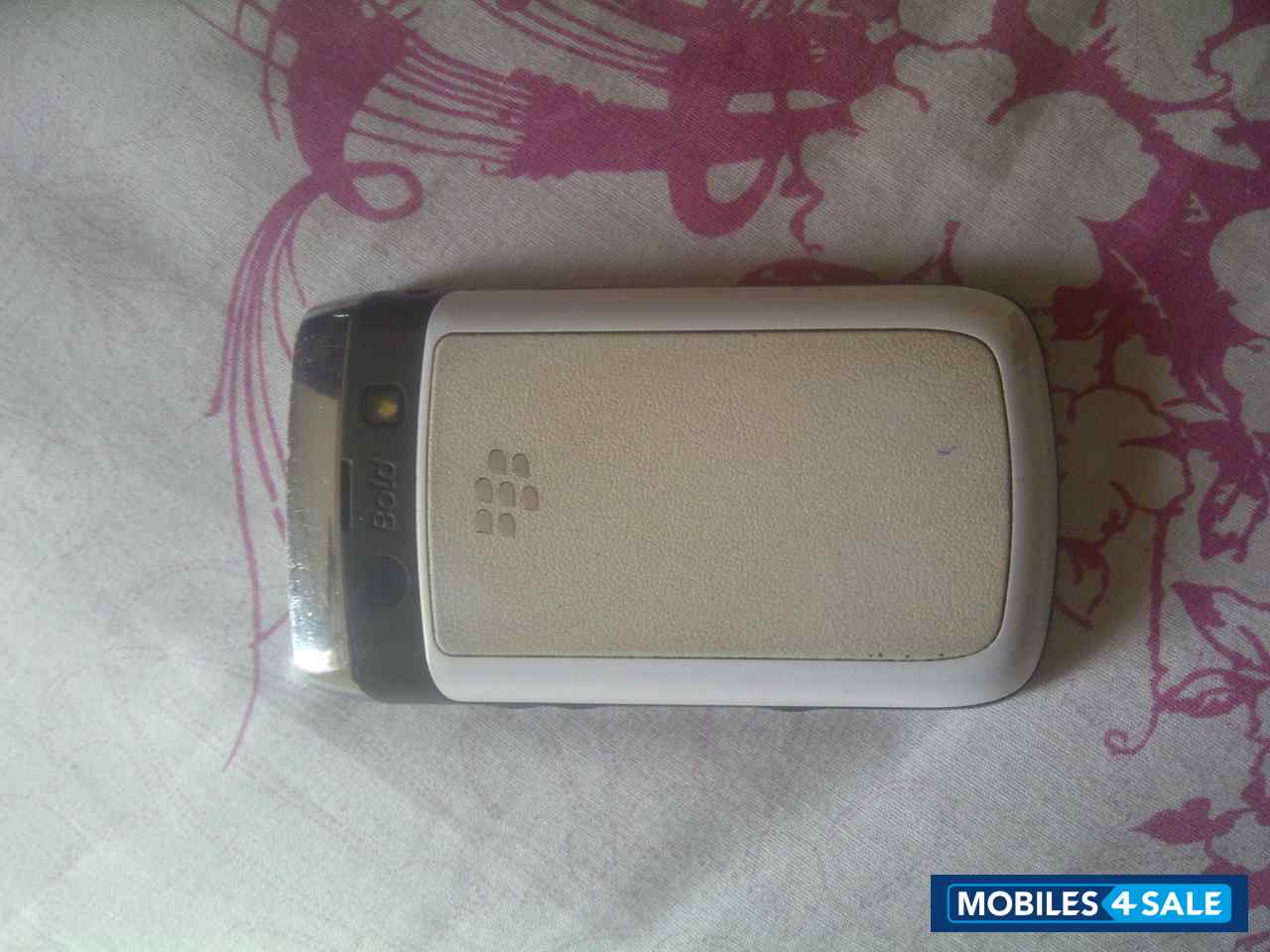 White BlackBerry  bold 3 9780