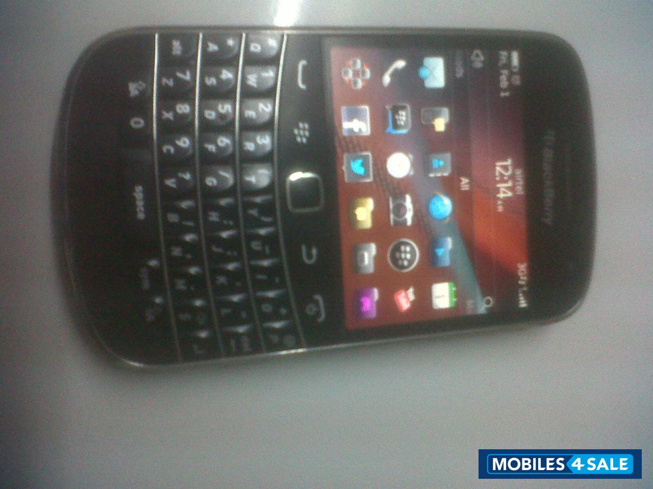 Black BlackBerry Bold 9900