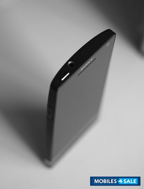 Black Sony Xperia S