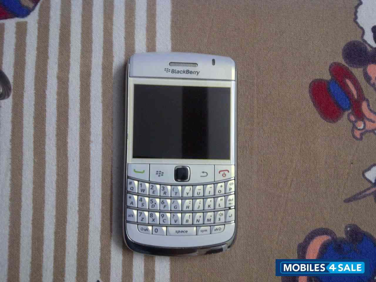 White BlackBerry Bold 9780