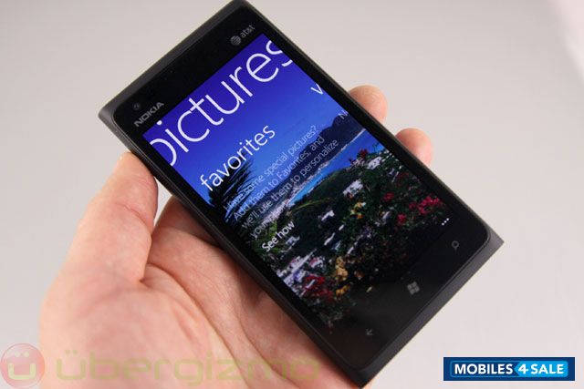 Black Nokia Lumia 900