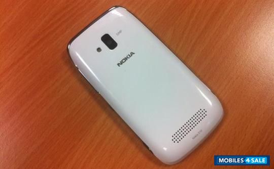 White Nokia Lumia 610